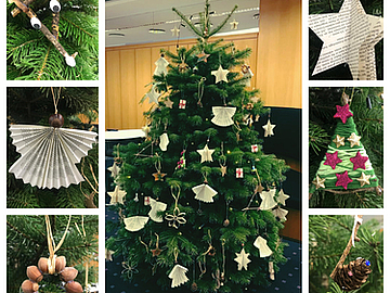 Der geschmückte Weihnachtsbaum zum Thema Nachhaltigkeit 